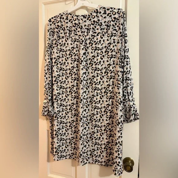 LOFT Women’s Plus White & Grey 3/4 Pleated Sleeve Dress with Keyhole Neckline - Picture 7 of 8